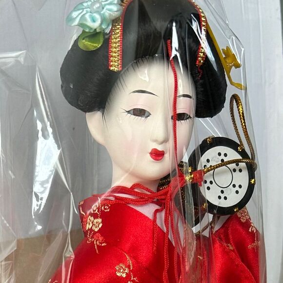 Traditional Japanese Geisha Doll in Red Silk Kimono - Collectible Display - Picture 2 of 4